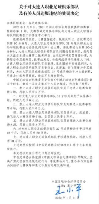 他的德语水平有了很大提高，他现在正在努力用德语交流。